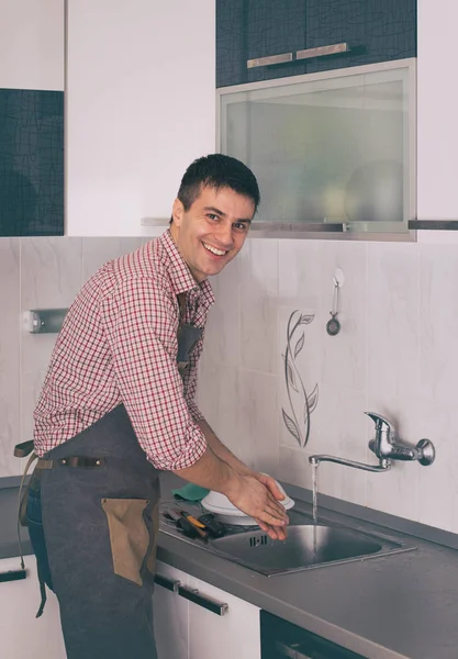 Homem lavar pratos na cozinha — Fotografia de Stock