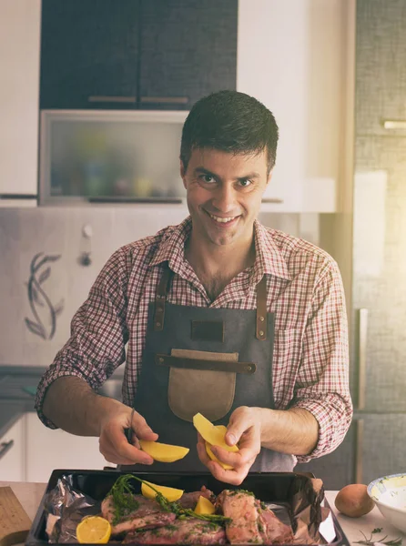 Hombre preparando comida en la cocina —  Fotos de Stock