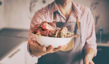 Kavurma için hazırlanmış et tutan adam