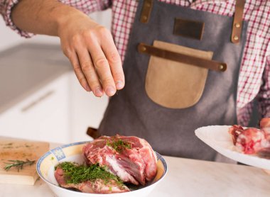 Adam mutfakta yemek hazırlıyor.