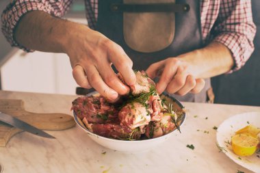 Adam mutfakta yemek hazırlıyor.