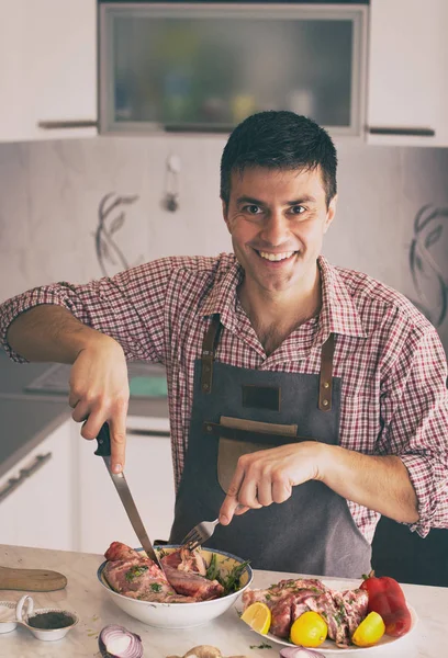 Homem preparando comida na cozinha — Fotografia de Stock