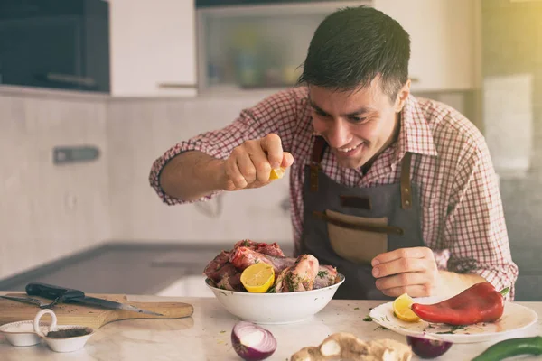 Homem preparando comida na cozinha — Fotografia de Stock
