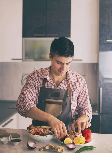 Mann bereitet Essen in Küche zu — Stockfoto