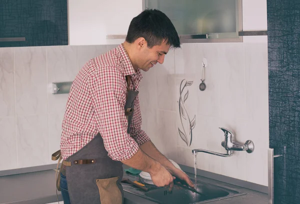 Homem lavar pratos na cozinha — Fotografia de Stock