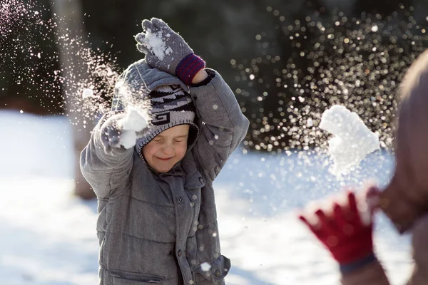 Enfants jouant sur la neige dans le parc — Photo