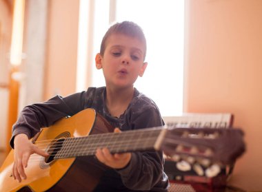 Çocuk gitar oynarken zevk