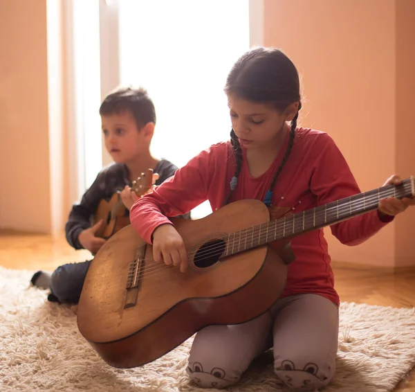 Crianças tocando guitarras no tapete — Fotografia de Stock