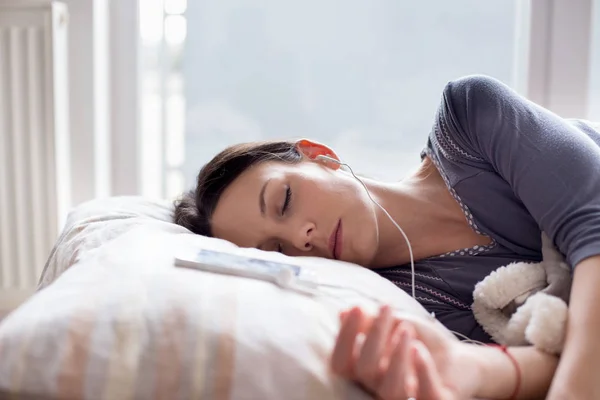 Girl listening music while sleeping — Stock Photo, Image