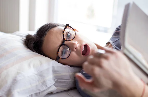 Ragazza lettura libro a letto — Foto Stock