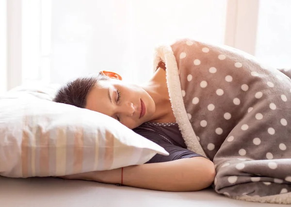 Frau schläft morgens im Bett — Stockfoto