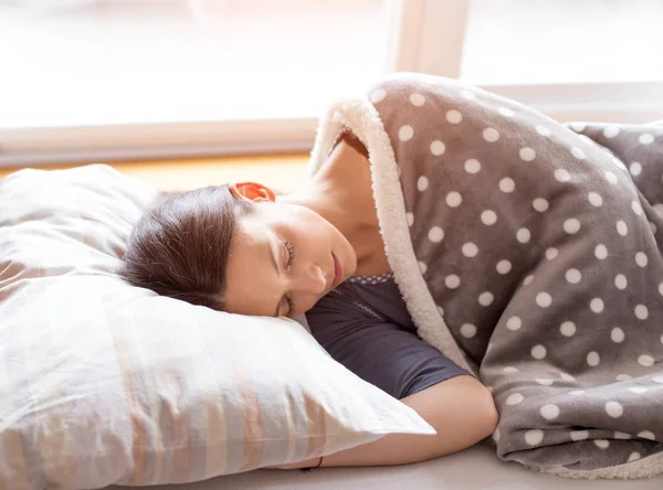 Frau schläft morgens im Bett — Stockfoto