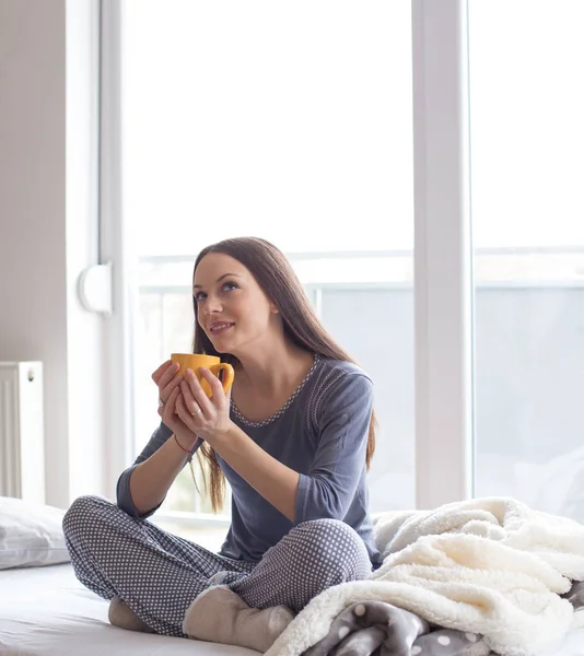 Meisje met koffie in bed — Stockfoto