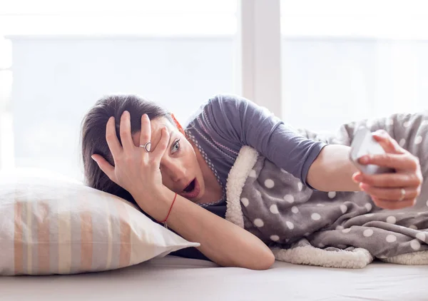 Frau kommt mit dem Aufstehen zu spät — Stockfoto