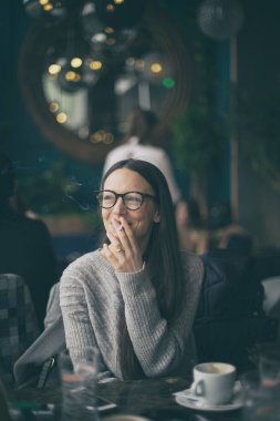 Kafede kahve ve sigara ile kız