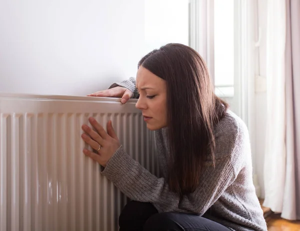 Mädchen neben Heizkörper — Stockfoto