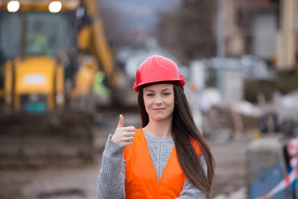 Mulher engenheira no canteiro de obras — Fotografia de Stock