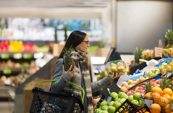 Frau kauft Lebensmittel im Geschäft — Stockfoto