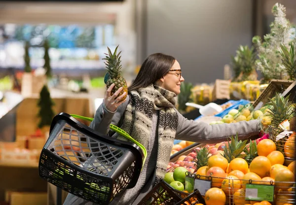 Mujer comprando comestibles en tienda — Foto de Stock