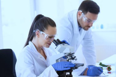 Laboratuvarda sebze ile Bilim Adamları