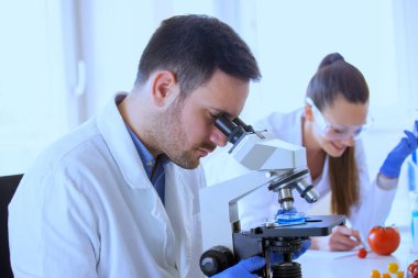 Laboratuvarda sebze ile Bilim Adamları