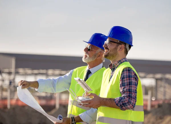 Bauingenieure mit Drohne auf Baustelle — Stockfoto