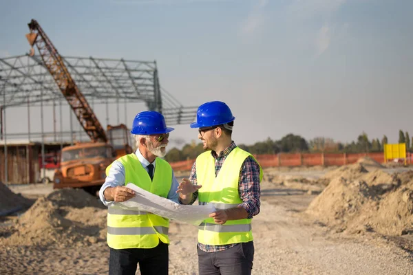 Engineers at construction site — Stock Photo, Image