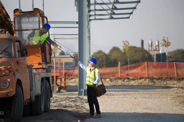 Bauingenieure auf der Baustelle — Stockfoto