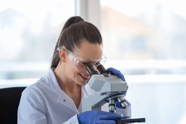 Mulher cientista com microscópio — Fotografia de Stock