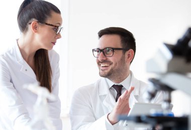 Mikroskoplu laboratuvarda bilim adamları