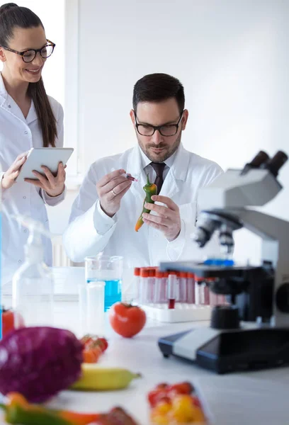 実験室で野菜を持つ科学者 — ストック写真