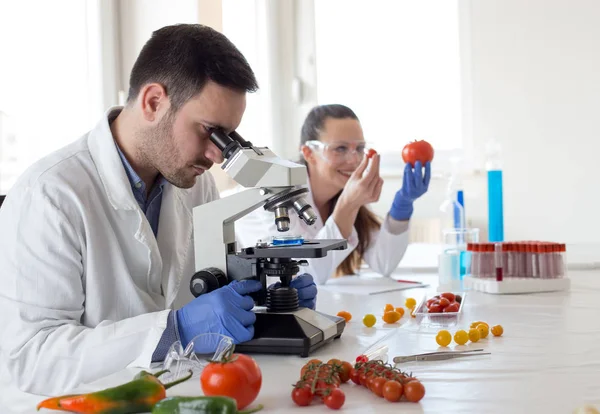 科学家在实验室里吃蔬菜 — 图库照片