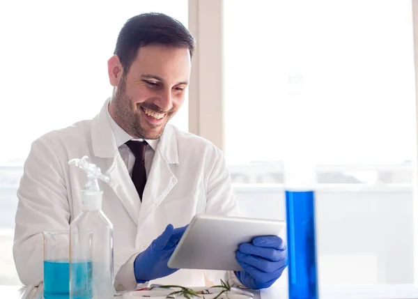 生物学者が実験室で錠剤の試験を分析 — ストック写真