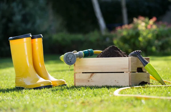 Trädgårdsutrustning på gräs — Stockfoto