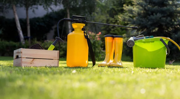 Jardinagem equipamentos na grama — Fotografia de Stock