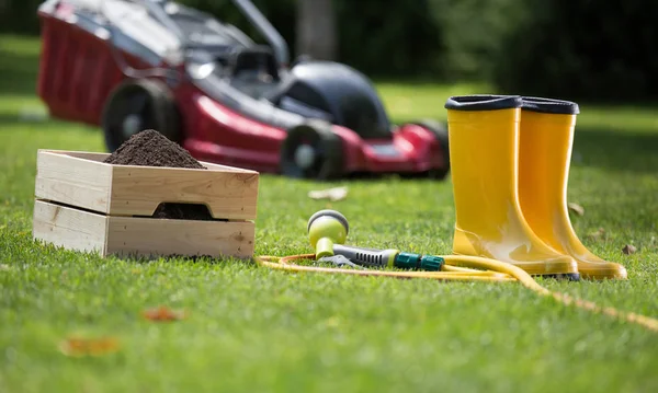 Jardinagem equipamentos na grama — Fotografia de Stock