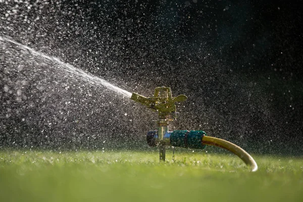 Sistema de riego en campo de hierba en jardín — Foto de Stock