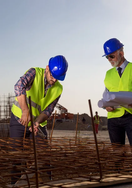 Arbeiter und Ingenieur auf der Baustelle — Stockfoto