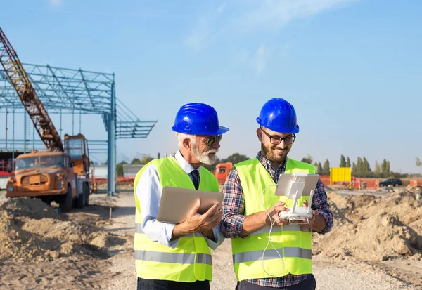 Ingénieurs en construction avec drone sur le chantier — Photo