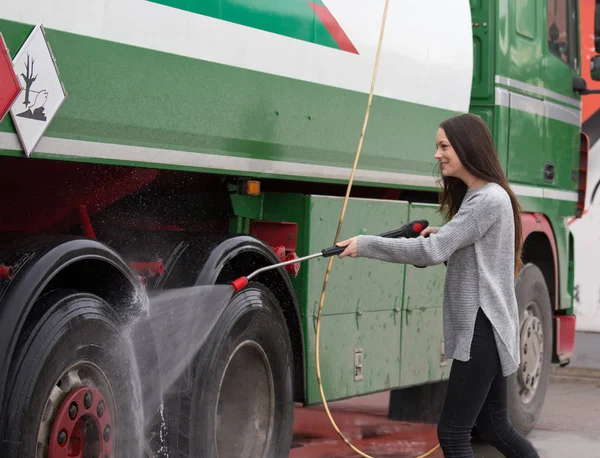 Femme camion de lavage avec jet d'eau haute pression — Photo