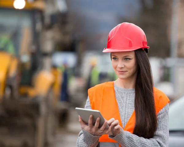 Mulher engenheira no canteiro de obras — Fotografia de Stock