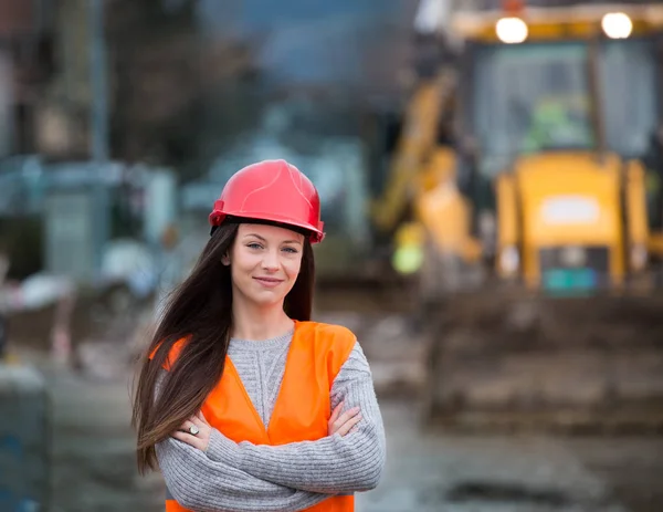 Женщина-инженер на строительной площадке — стоковое фото
