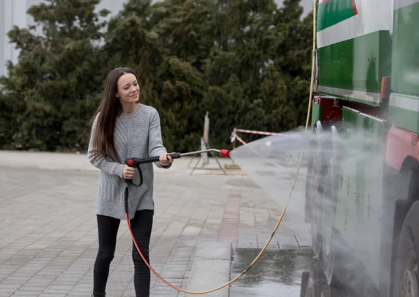 Femme camion de lavage avec jet d'eau haute pression — Photo