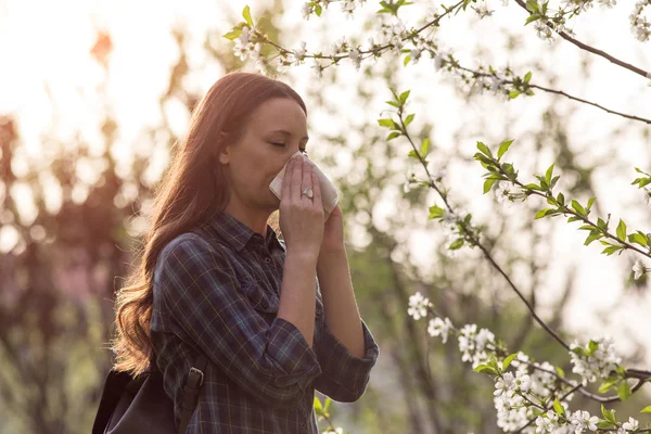 Kobieta dmuchanie nosa z powodu alergii pyłki wiosna — Zdjęcie stockowe