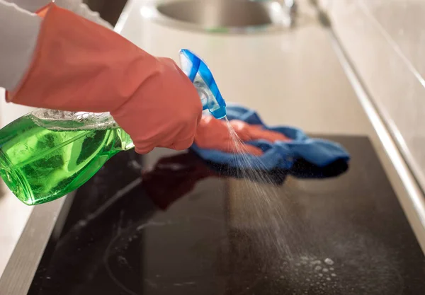 Estufa de inducción de limpieza de mujer en cocina — Foto de Stock