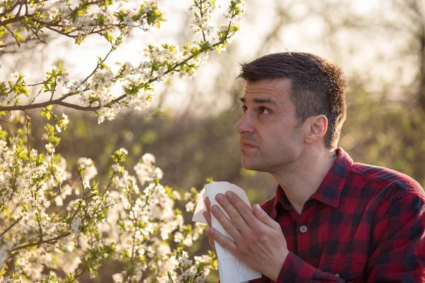 Mann mit Pollenallergie — Stockfoto