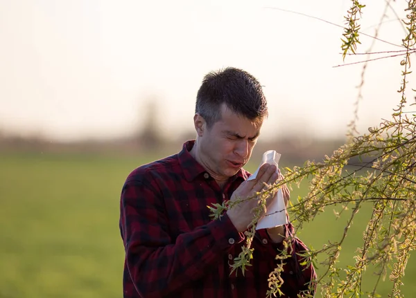 Uomo allergico al polline — Foto Stock