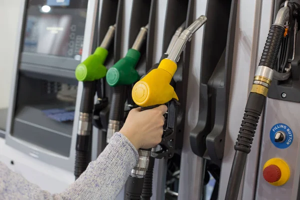 Mujer llenando gasolina en la estación — Foto de Stock