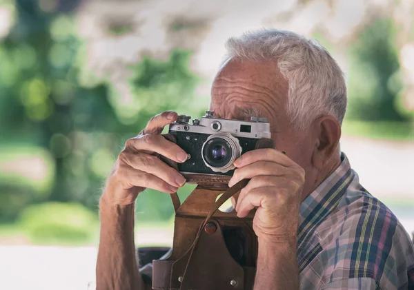 Analog kameralı yaşlı adam — Stok fotoğraf