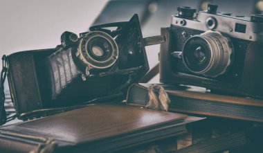 Eski kameralar ve albüm masada